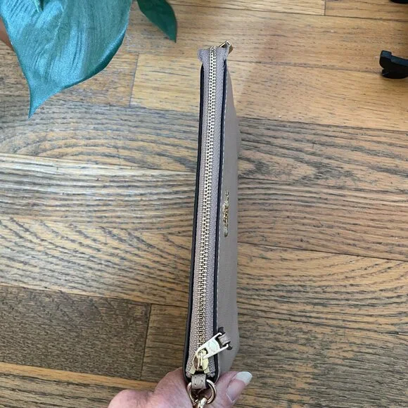 Coach Tan Wristlet - Crossgrain Leather w/Chain. - Picture 3 of 10